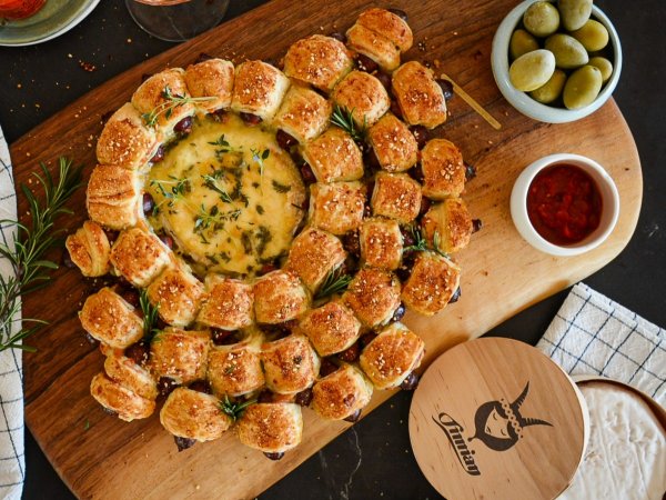 PIGS IN BLANKETS ȘI CAMEMBERT COPT TIMIAN