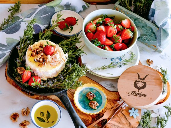 CAMEMBERT TIMIAN LA GRĂTAR ȘI CĂPȘUNI MACERATE ÎN AGRODULCE